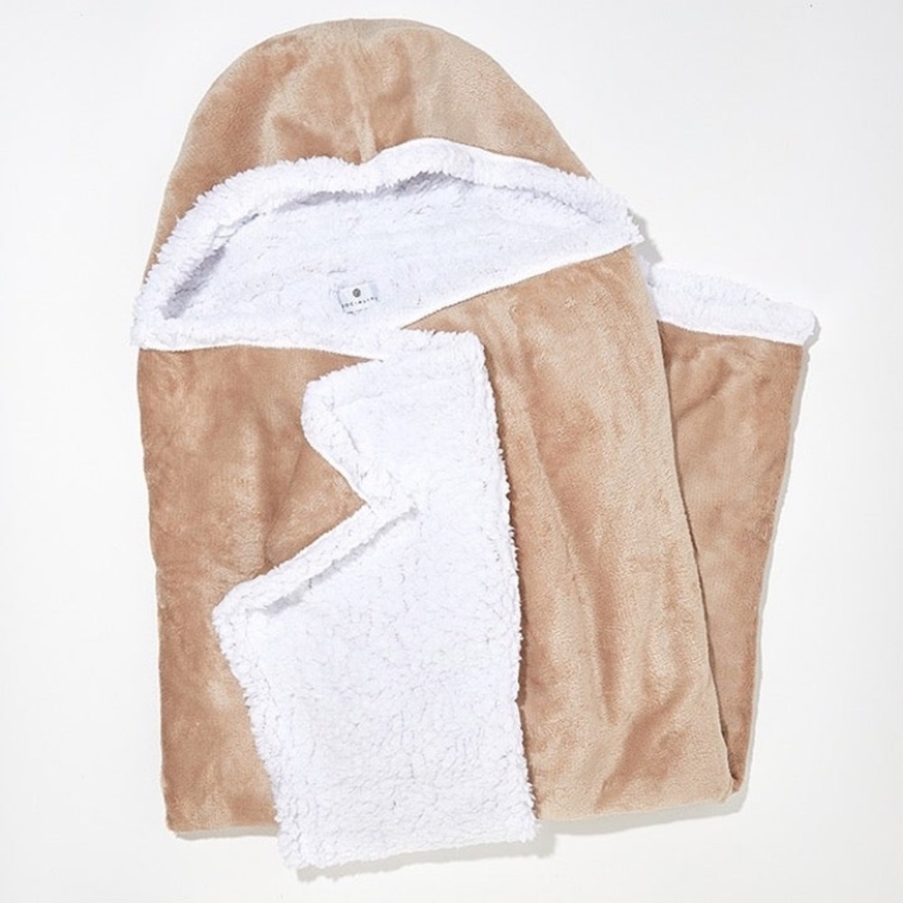 SOCIALITE Hooded Sherpa Throw in Tan & White. Brand new!